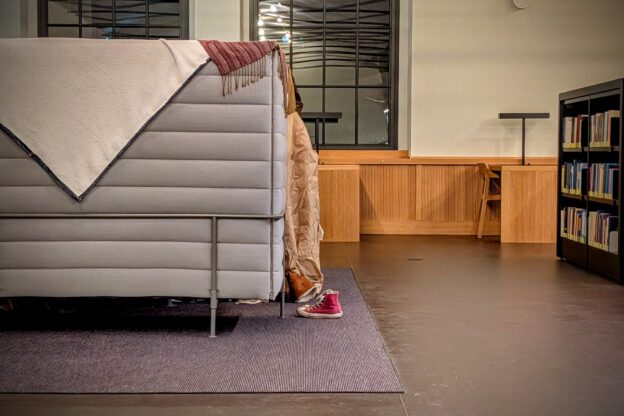 The photo shows a section of the common area at the Chemnitz University Library.