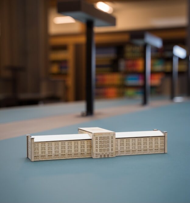 Modell der "Alten Aktienspinnerei" im Minna-Simon-Lesesaal der Universitätsbibliothek.