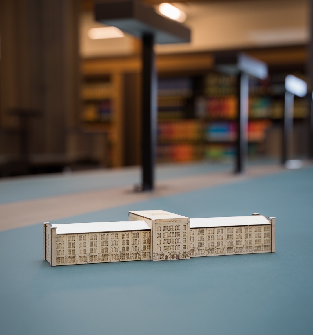 Modell der "Alten Aktienspinnerei" im Minna-Simon-Lesesaal der Universitätsbibliothek.