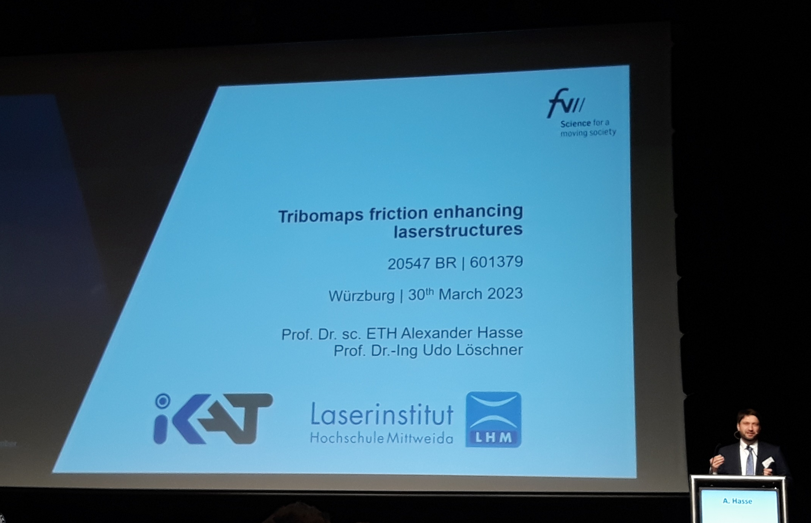Bild zeigt Präsentationsfolie mit Vortragstitel und Prof. Dr. A. Hasse am Rednerpult