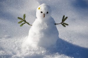 kleiner Schneemann mit Armen aus Zweigen