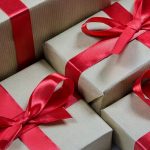 Geschenkpakete mit roten Schleifen