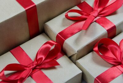 Geschenkpakete mit roten Schleifen
