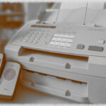Faxgerät im Büro, Schwarz-weiß-Bild